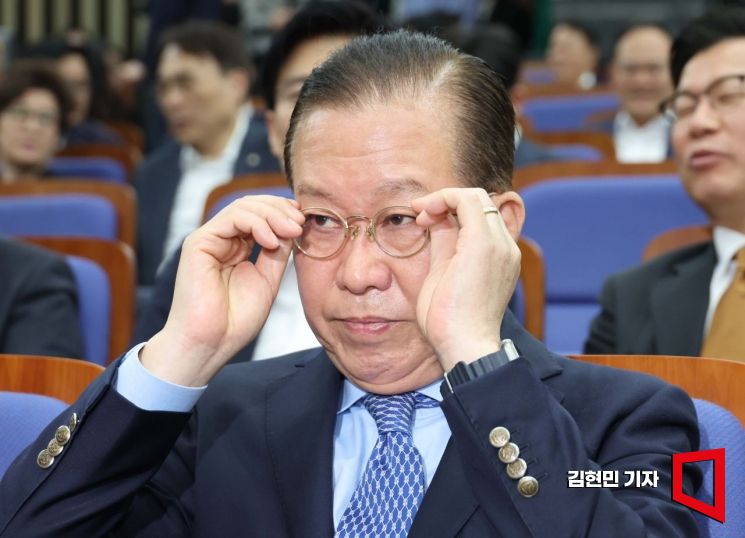 당과 절연하겠다는 홍 전 시장의 말에 친윤계 5선 권영세 의원은 이날 사회관계망서비스에 홍 전 시장을 겨냥해 "이 당에서 두번의 대권 도전, 두 번의 광역단체장 당선, 여러 차례 국회의원 당선을 한 분이 이제 와서 이러면 안 된다"면서 "'타고난 인성'은 어쩔 수 없나 보다"라고 비난했다. 그는 김문수 대선후보 강제 교체가 불발되자 비대위원장직을 내려놨다. 김현민 기자
