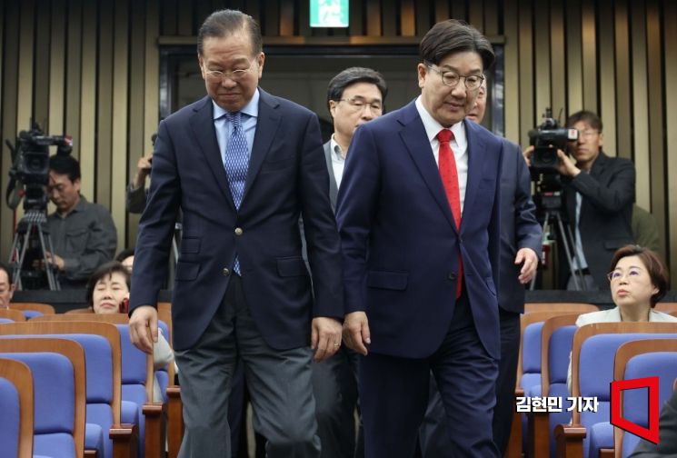 권영세 국민의힘 비상대책위원장과 권성동 원내대표가 8일 국회에서 열린 의원총회에 참석하고 있다. 김현민 기자