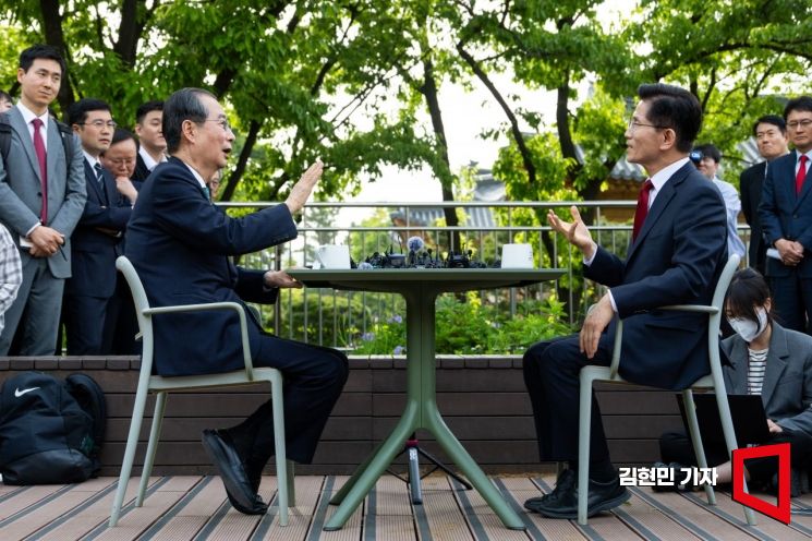김문수 국민의힘 대선 후보와 한덕수 무소속 대선 예비후보가 8일 국회 강변서재에서 후보 단일화 관련 회동을 하고 있다. 2025.5.8 김현민 기자