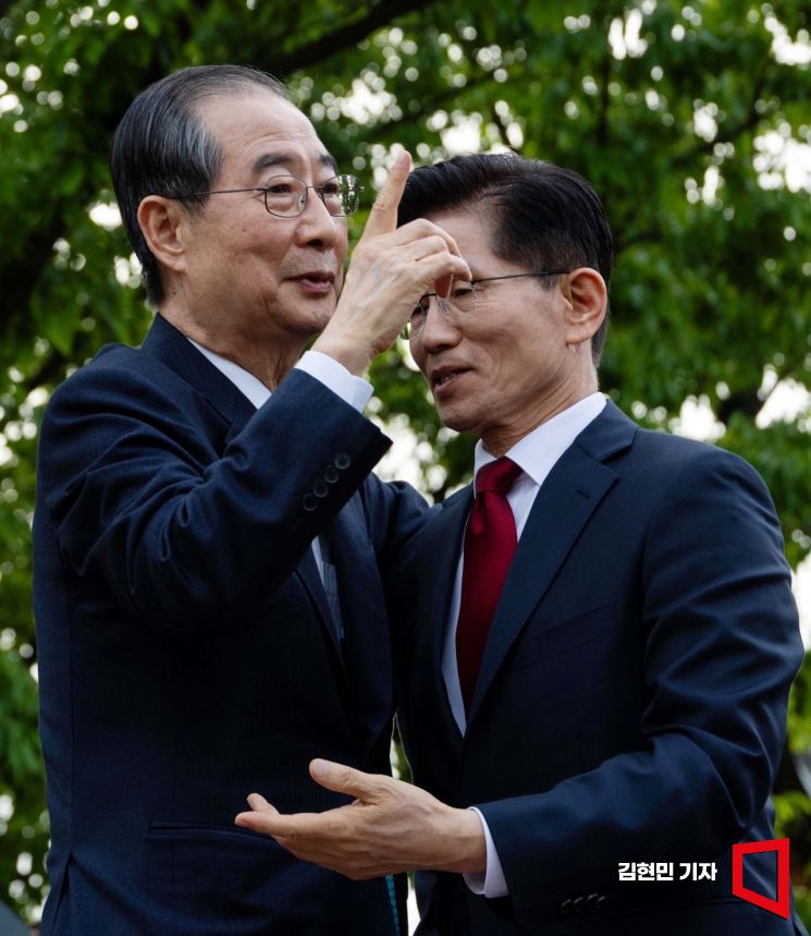 김문수 국민의힘 대선 후보와 한덕수 무소속 대선 예비후보가 8일 국회 사랑재에서 만나 후보 단일화를 위한 2차 회동을 마친 뒤 인사하고 있다. 김현민 기자