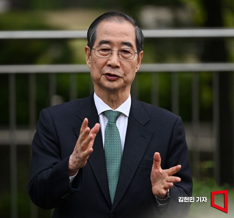 한덕수 무소속 대선 예비후보가 8일 국회 강변서재에서 김문수 국민의힘 대선 후보와 단일화 관련 회동을 마친 뒤 언론 브리핑을 하고 있다. 2025.5.8 김현민 기자