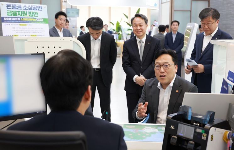 진옥동 신한금융 회장, 김병환 위원장과 소상공인 간담회