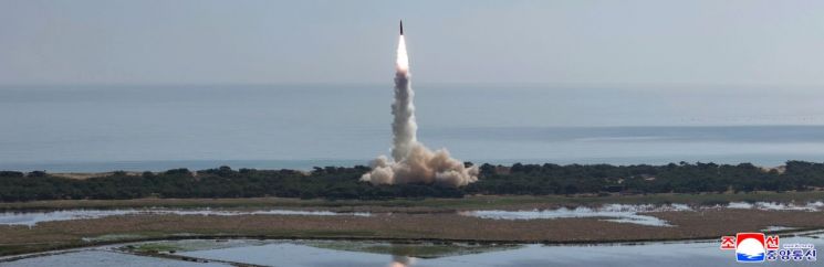 김정은 "핵무력 역할 제고" 장거리포·미사일 훈련 지도