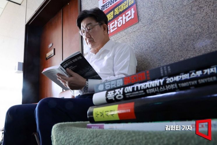 권성동 국민의힘 원내대표가 8일 국회 본청 사무실 앞에서 김문수 대선 후보를 향해 무소속 한덕수 예비후보와의 조속한 단일화를 촉구하며 단식 농성을 하고 있다. 김현민 기자