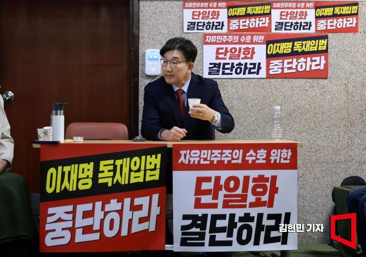 권성동 국민의힘 원내대표가 9일 국회에서 김문수 대선 후보를 향해 무소속 한덕수 예비후보와의 조속한 단일화를 촉구하며 사흘째 단식을 이어가고 있다. 2025.5.9 김현민 기자