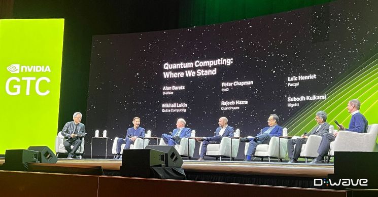 젠슨 황(사진 왼쪽) 엔비디아 CEO가 지난 3월 GTC 2025 행사에서 디웨이브 등 주요 양자컴퓨터 기업 관계자들과 대담하고 있다. 사진=디웨이브 X