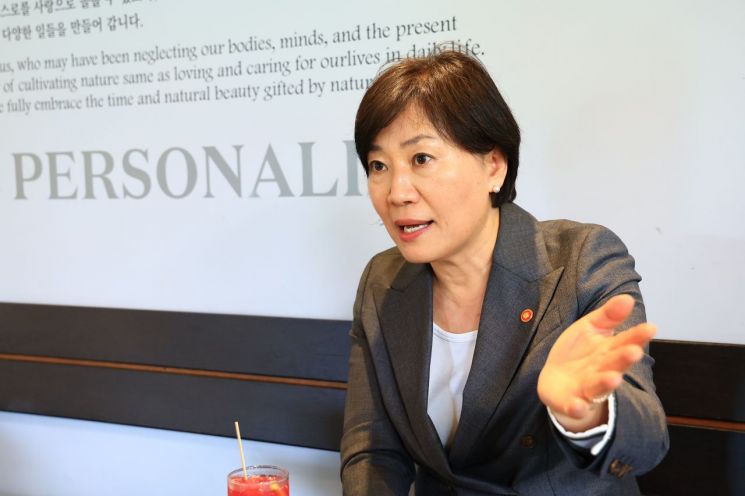 [만보정담] 송미령 농식품부 장관이 걷는 이유…"농업의 답은 현장에 있다"