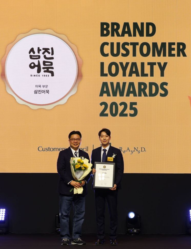 삼진어묵 박용준 대표(오른쪽)가 8일 오후 서울 여의도 콘래드 서울 호텔에서 열린 시상식에서 서경덕 한국소비자포럼 소비자위원장과 기념촬영하고 있다. 삼진어묵 제공