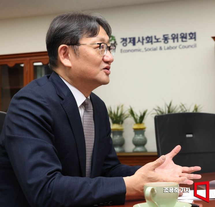 경사노위원장 "고령자 고용연장 보장하되 생산성 기반 임금 수용해야"