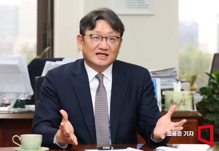 경사노위원장 "고령자 고용연장 보장하되 생산성 기반 임금 수용해야"