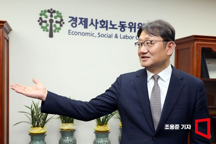 경사노위원장 "고령자 고용연장 보장하되 생산성 기반 임금 수용해야"