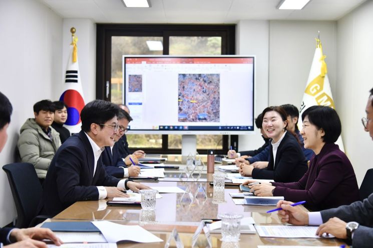 김병수 김포시장이 2023년 11월 22일 환경부 장관과 '김포환경재생혁신복합단지 조성사업'의 성공적 추진을 위한 논의를 진행하고 있는 모습. 김포시 제공