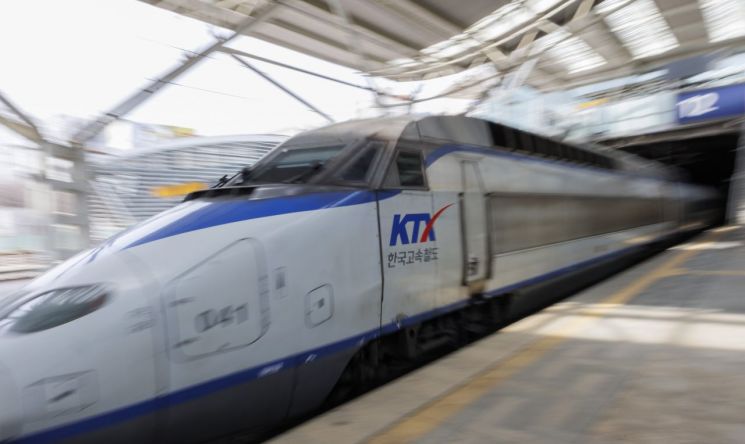 서울 중구 서울역에서 KTX 열차가 승강장을 이동하고 있다. 연합뉴스