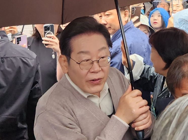 경북 경주시 용강동에서 이재명 더불어민주당 후보가 시민들과 이야기를 나누고 있다. 임춘한 기자