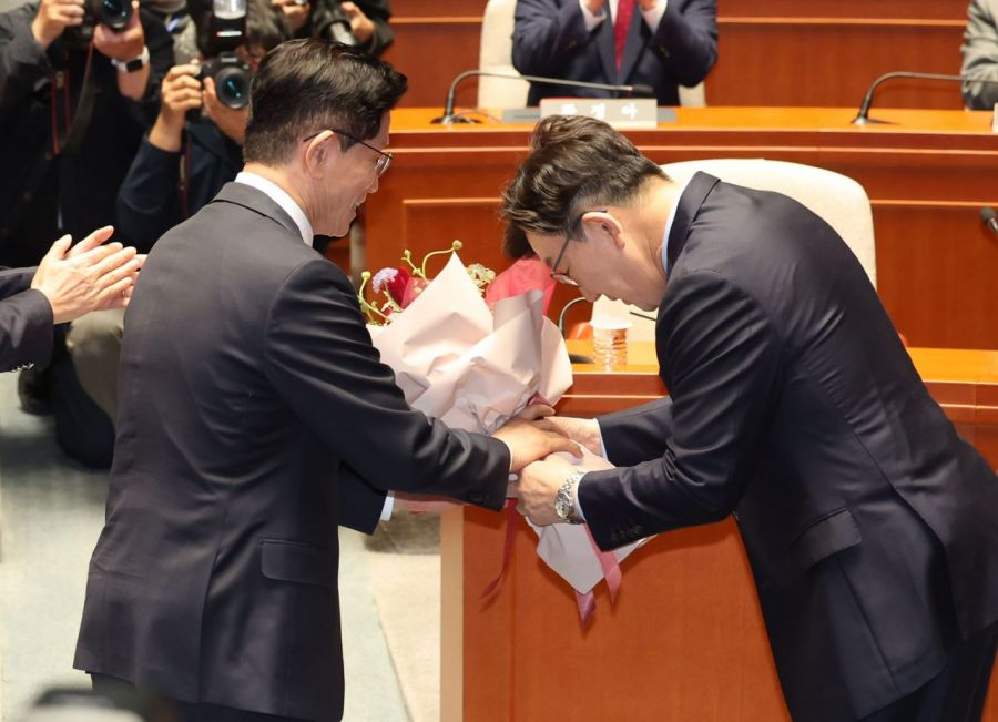 김문수 국민의힘 대선 후보가 권성동 원내대표로부터 꽃다발을 받고 있다. 연합뉴스