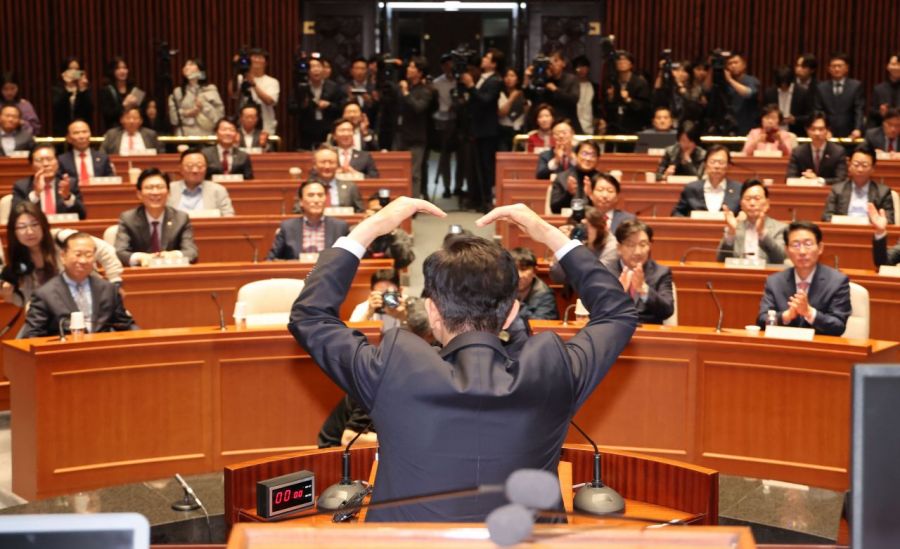 김문수 국민의힘 대선 후보가 인사말을 하던 중 머리 위로 하트를 만들어 보이고 있다. 연합뉴스