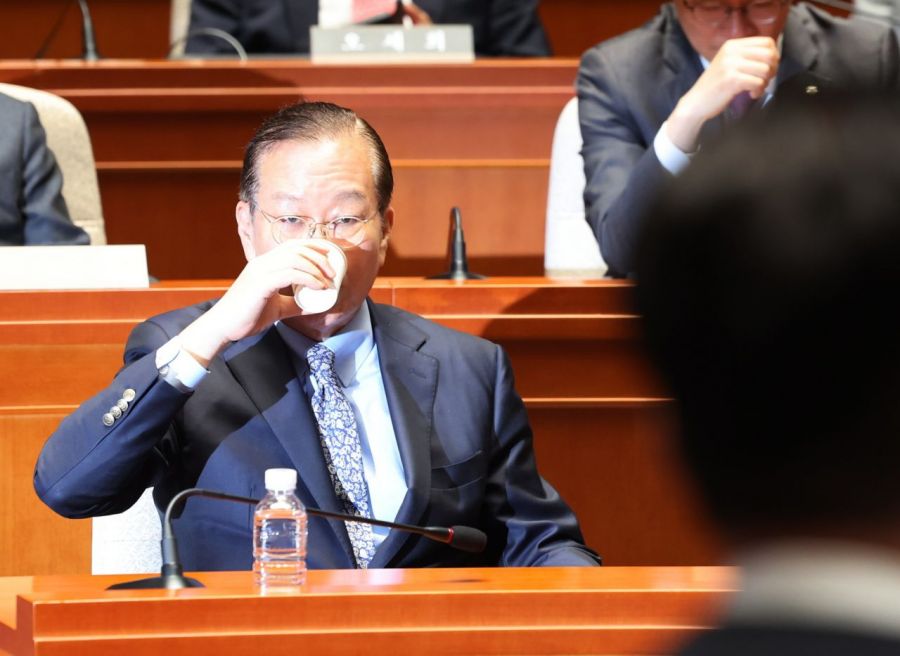 권영세 권영세 비상대책위원장이 김문수 대선 후보의 '작심 발언'을 들으며 물을 마시고 있다. 연합뉴스