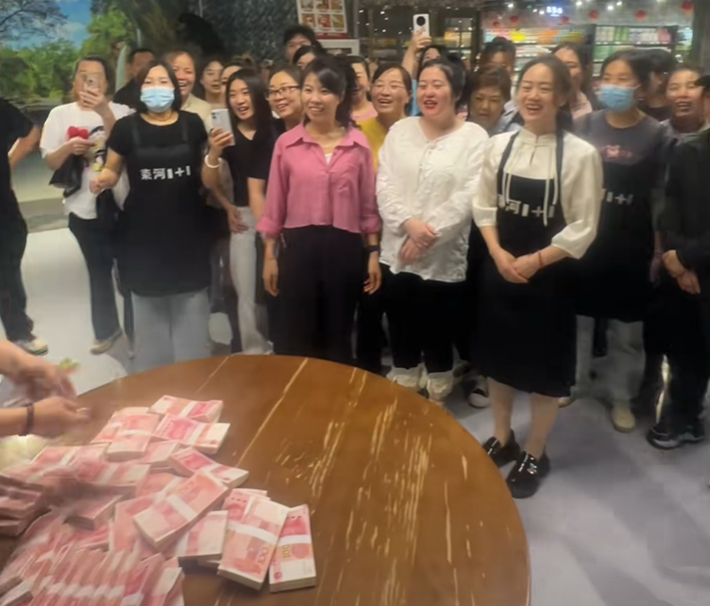 룽허 1+1 신선 슈퍼마켓 직원들이 보너스를 받기 위해 기다리고 있다. 틱톡 캡처