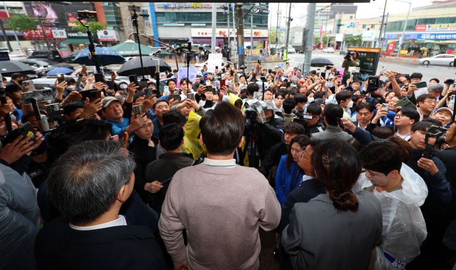 더불어민주당 이재명 대선 후보가 제3차 골목골목 경청투어로 경북지역 방문에 나선 9일 경북 칠곡군 석적읍의 한 상가 앞에서 주민과 지지자들을 상대로 즉흥 연설을 하고 있다. 연합뉴스