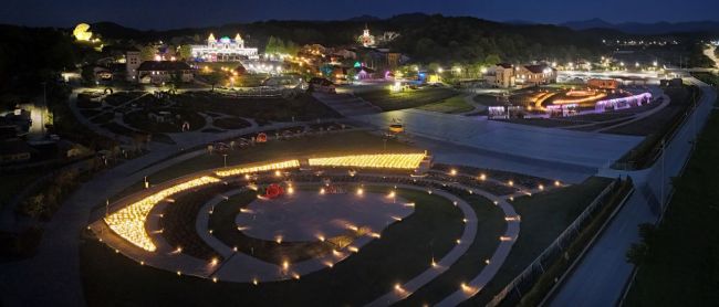 임실군이 치즈테마파크 장미원에 환상적인 야간경관 정원을 조성했다. 임실군 제공