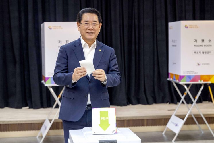 제22대 국회의원선거 사전투표 첫날인 5일 오전 무안군 무안읍 승달문화예술회관에 설치된 무안읍 제4투표소에서 김영록 전라남도지사가 투표를 하고 있다./광주·전남사진기자단 제공