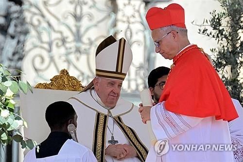 새 교황, 성소수자에 어떤 입장?  이민·기후엔 진보적 시각