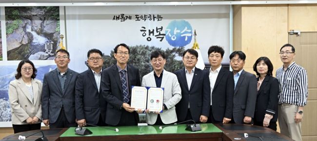 장수군이 자매결연지인 합천군과 9일 군청 회의실에서 축산분야의 발전과 상생 협력을 위해 손을 맞잡았다. 장수군 제공