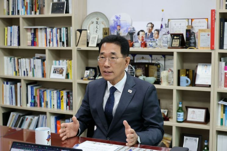 [정년연장, 선택의 시간] 김주영 "국가 보조사업자부터 고령자 고용 의무 부과"