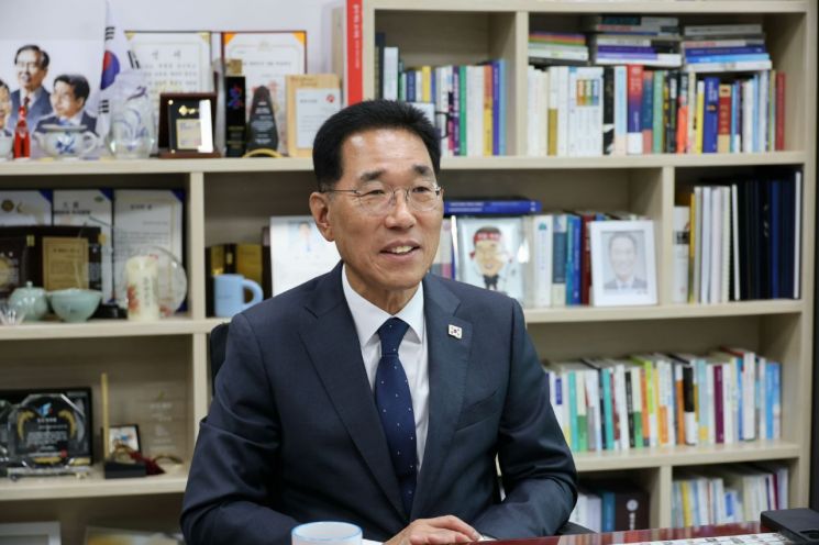 [정년연장, 선택의 시간] 김주영 "국가 보조사업자부터 고령자 고용 의무 부과"