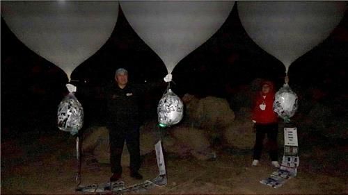 납북자가족모임 "8일밤 강원도 접경지서 전단 살포…北 도착 확인". [납북자가족모임 제공 연합뉴스