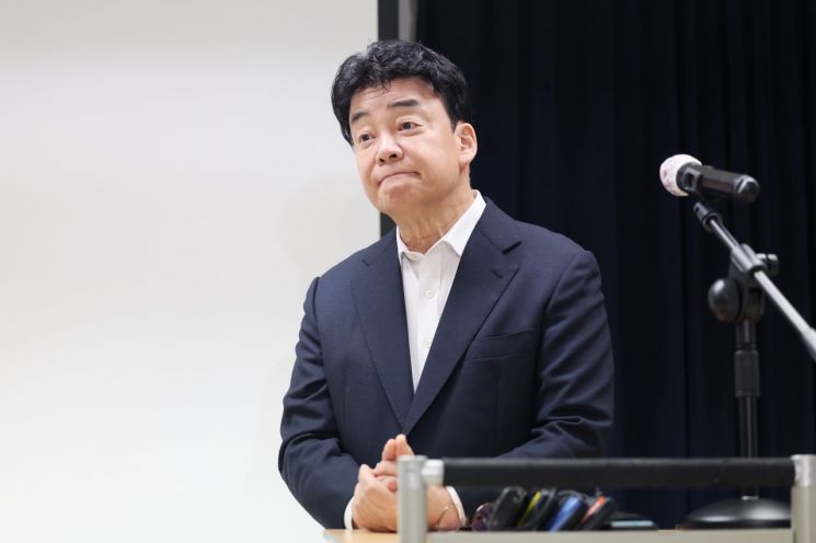 흑과 백의 기로에 선 백종원 대표 (서울=연합뉴스) 임화영 기자 = 백종원 더본코리아 대표가 28일 서울 서초구 스페이스쉐어 강남역센터에서 열린 첫 정기 주주총회를 마친 뒤 언론 앞에서 입장 표명 및 질의 응답 시간을 갖고 있다. 지난해 11월 6일 유가증권시장에 상장한 더본코리아는 지난 1월 말 제기된 '빽햄'의 품질 논란부터 최근 제기된 농지법 위반 의혹과 된장 등 자사 제품의 원산지 표기 오류, 새마을식당 온라인 카페에서 운영된 '직원 블랙리스트' 게시판, 농약 분무기 사용 등으로 약 두 달 동안 구설에 올랐다. 2025.3.28 hwayoung7@yna.co.kr(끝)<저작권자(c) 연합뉴스, 무단 전재-재배포, AI 학습 및 활용 금지>