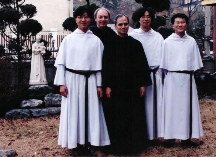 레오 14세 교황이 2002년 성 아우구스티노 수도회 총장 신분으로 한국을 방문해 인천 전동수도원에서 수도자들과 함께 촬영한 기념사진. 성 아우구스티노회 수도회의 한국지부, 연합뉴스 제공