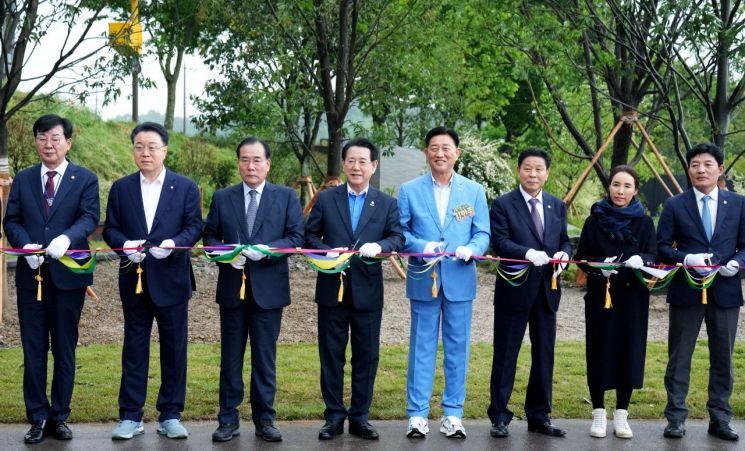 김영록 전라남도지사(사진 왼쪽에서 4번째)가 9일 장성 황룡강지방정원에서 열린 ‘2025 남도 K-가든 페스티벌 개막식’에 참석, 주요내빈들과 테이프커팅을 하고 있다. 전남도 제공
