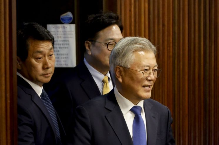 검찰 "文, 다혜씨 부부 소득활동 직접 관리"…文측 "소설" 반박