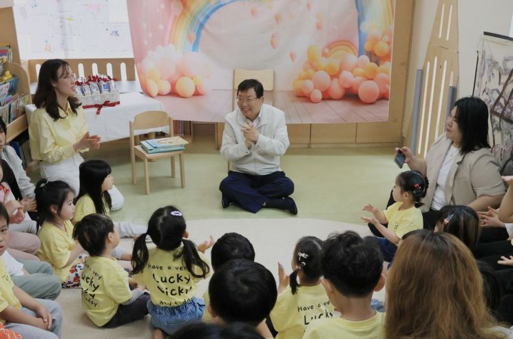 김경호 광진구청장 아이들과 동화책 읽으며 소통