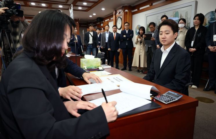 이준석 대선 후보 등록…"계엄·삼권분립 위협 세력 막아야"