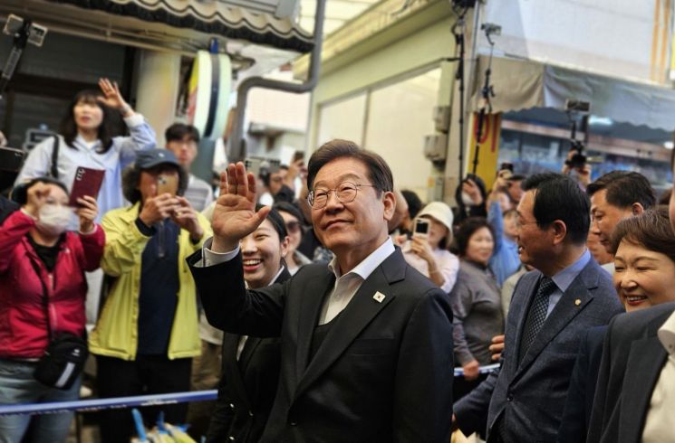 [포토] 경청투어 나선 이재명 후보, 함안 가야시장 방문