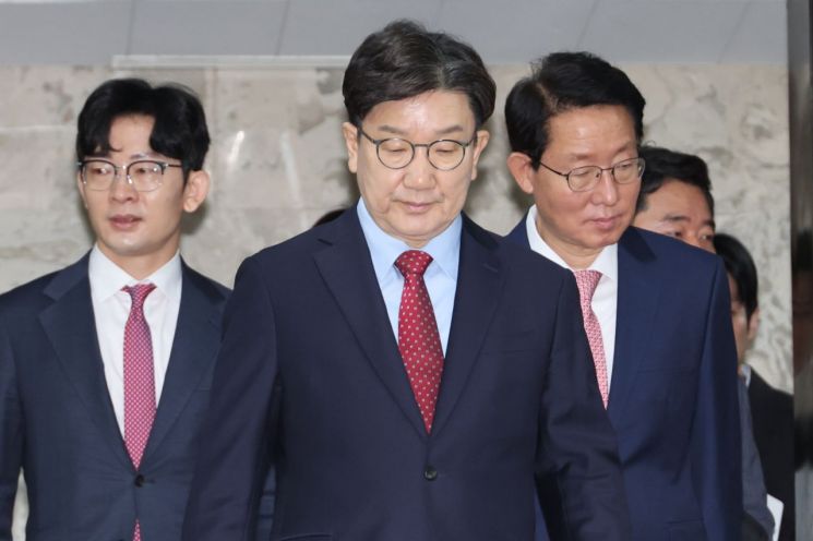 친한계 의원들 "권성동, 원내지도부 동반사퇴 촉구"