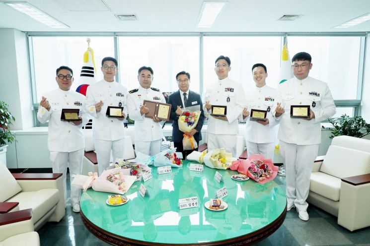 "재능기부는 사랑입니다" … 창원 진해구청, 해군에 유공시민표창 수여