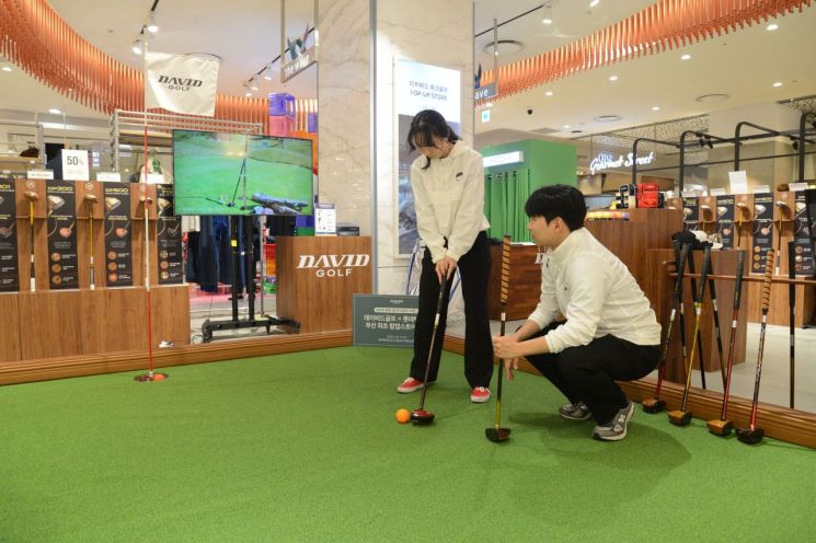 도심 속 파크골프 체험… 롯데백화점 부산본점에서