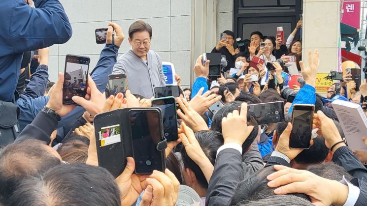 이재명 더불어민주당 대선 후보가 즉흥연설을 하기 위해 단상에 서 있다. 심진석 기자
