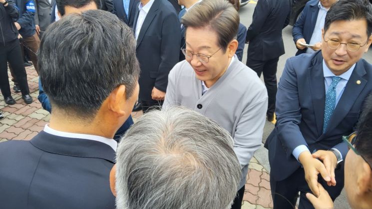 이재명 더불어민주당 대선 후보가 지지를 위해 현장을 함께한 정청래 의원과 악수를 하고 있는 모습. 심진석 기자