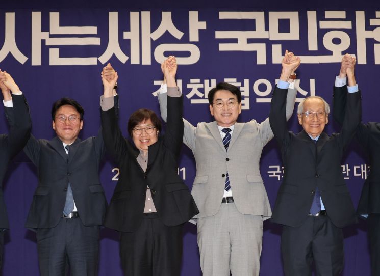 더불어민주당의 윤여준 상임총괄선대위원장, 박용진 전 의원 등이 참석한 가운데 사람사는세상 국민화합위원회 정책협약식이 열리고 있다. 연합뉴스