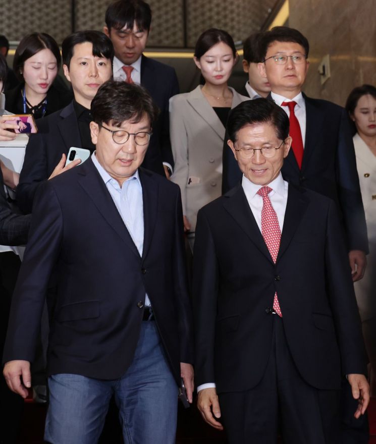 김문수 국민의힘 대선 후보가 11일 서울 여의도 국회에서 열린 의원총회에서 의원들과 기념 촬영을 한 후 권성동 원내대표와 이동하고 있다. 연합뉴스.