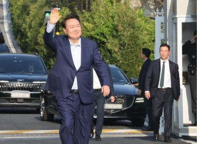 윤석열 전 대통령이 지난 4월 11일 서울 용산구 한남동 관저에서 나와 서초동 사저로 향하기 전 지지자들을 향해 손을 흔들고 있다. 연합뉴스
