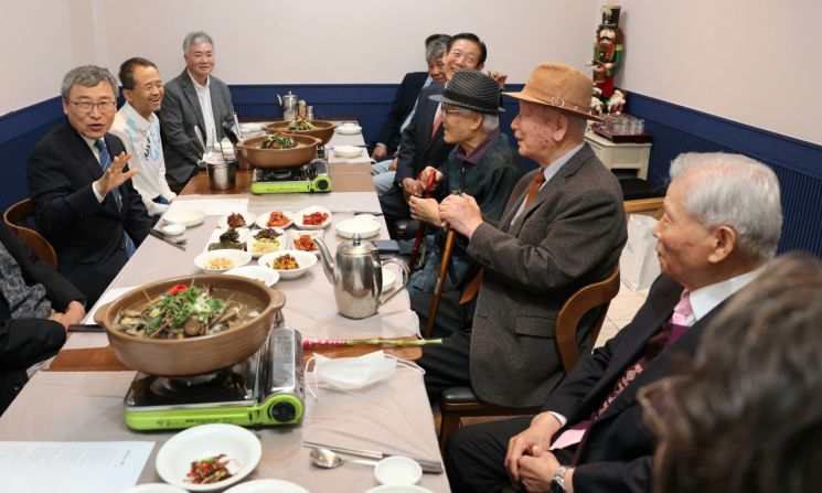 은사 만난 정근식 교육감 "이 모두 스승 가르침 덕분"