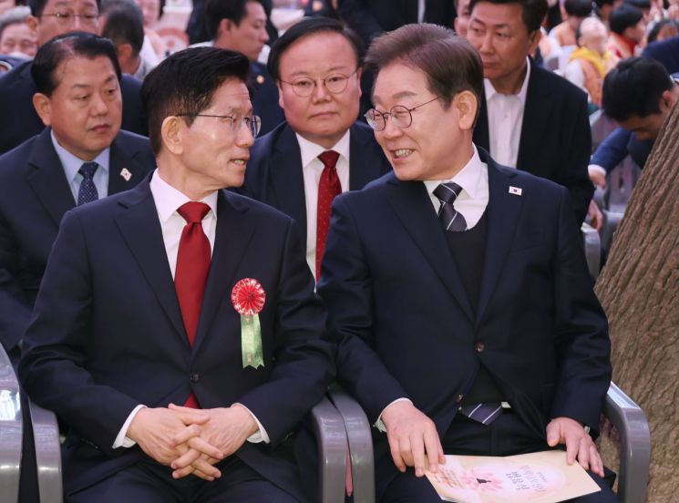 이재명 더불어민주당 대선 후보(오른쪽)와 김문수 국민의힘 대선 후보가 지난 5일 서울 종로구 조계사에서 열린 불기 2569년 부처님오신날 봉축법요식에 참석해 대화하고 있다. 연합뉴스