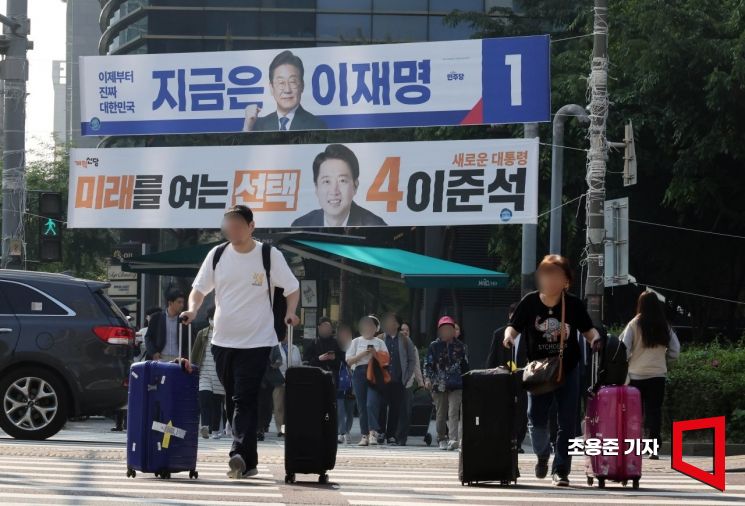 제21대 대통령선거 공식 선거운동 첫날인 12일 서울 마포구 공덕오거리에 더불어민주당 이재명 후보와 개혁신당 이준석 후보의 현수막이 걸려 있다. 조용준 기자
