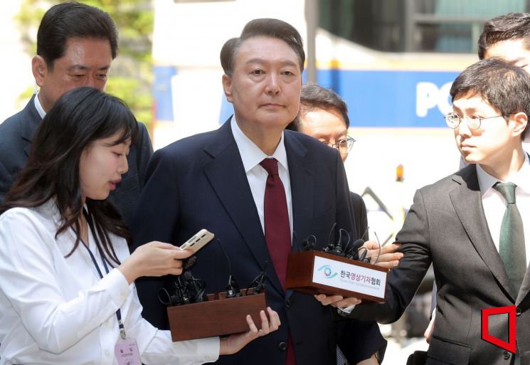 내란 우두머리 혐의로 재판에 넘겨진 윤석열 전 대통령이 12일 오전 서울 서초구 서울중앙지법에서 열린 세 번째 공판에 출석하고 있다. 2025.05.12 사진공동취재단