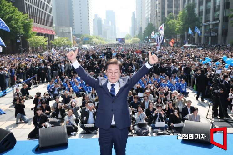 [포토] 이재명 등장하자 청계광장 함성 가득…'빛의 광정'서 대선 출격